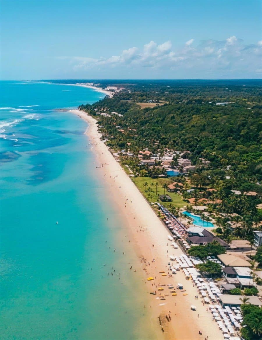 Vista aérea de Arraial d’Ajuda, praia e coqueiral