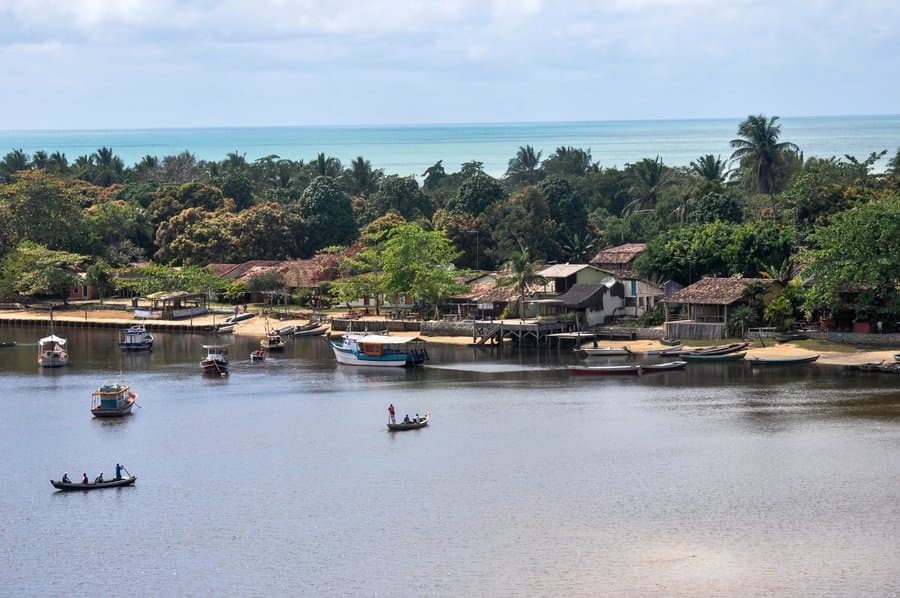 Vista aérea da vila de Caraíva às margens do rio, Bahia