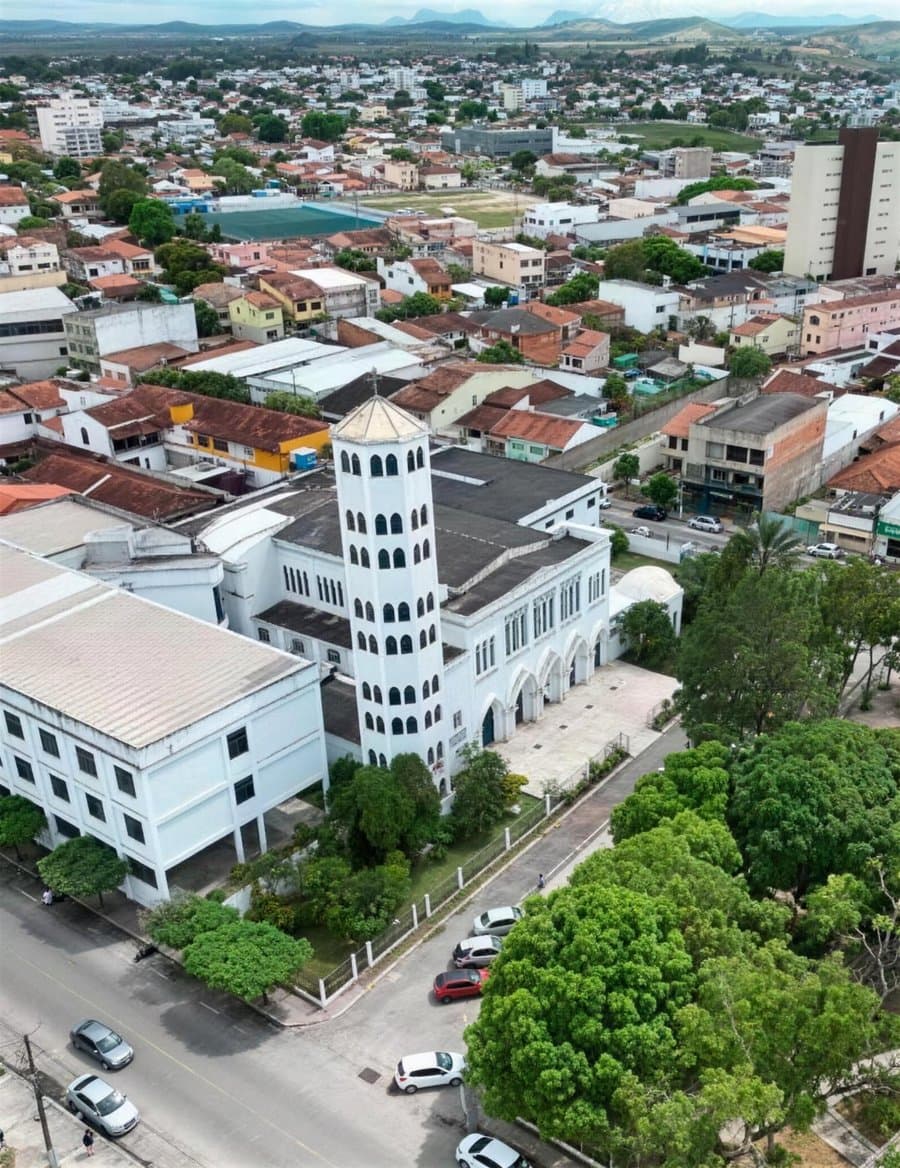 Vista aérea do centro de Eunápolis, com a Igreja Matriz
