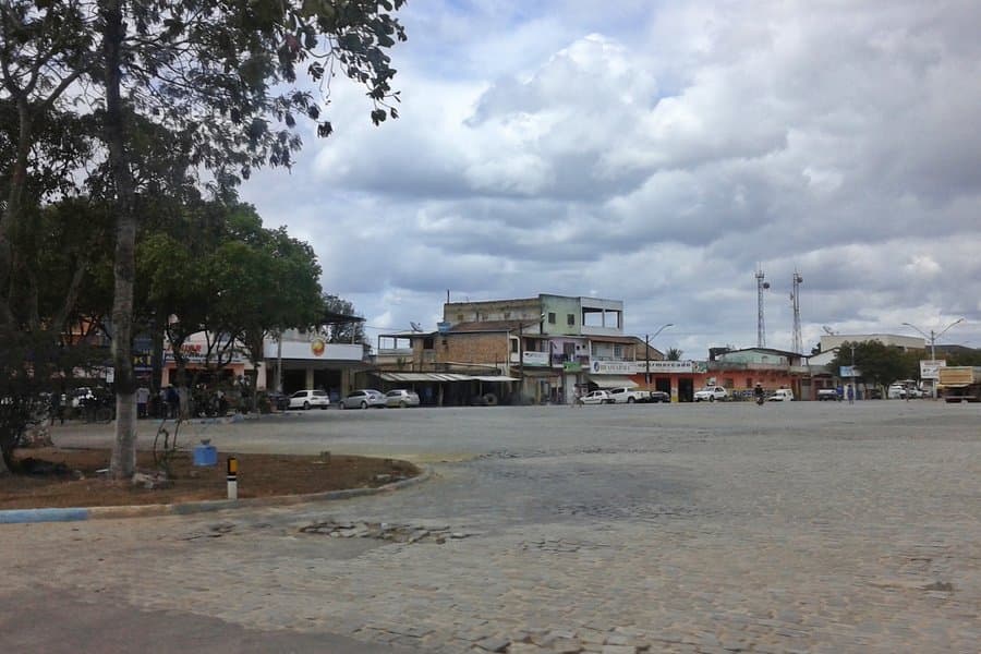 Praça central de Itabela, com comércio local ao redor