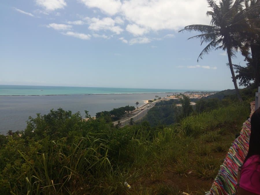 Vista da praia de Porto Seguro, Bahia, com o mar e a orla ao fundo