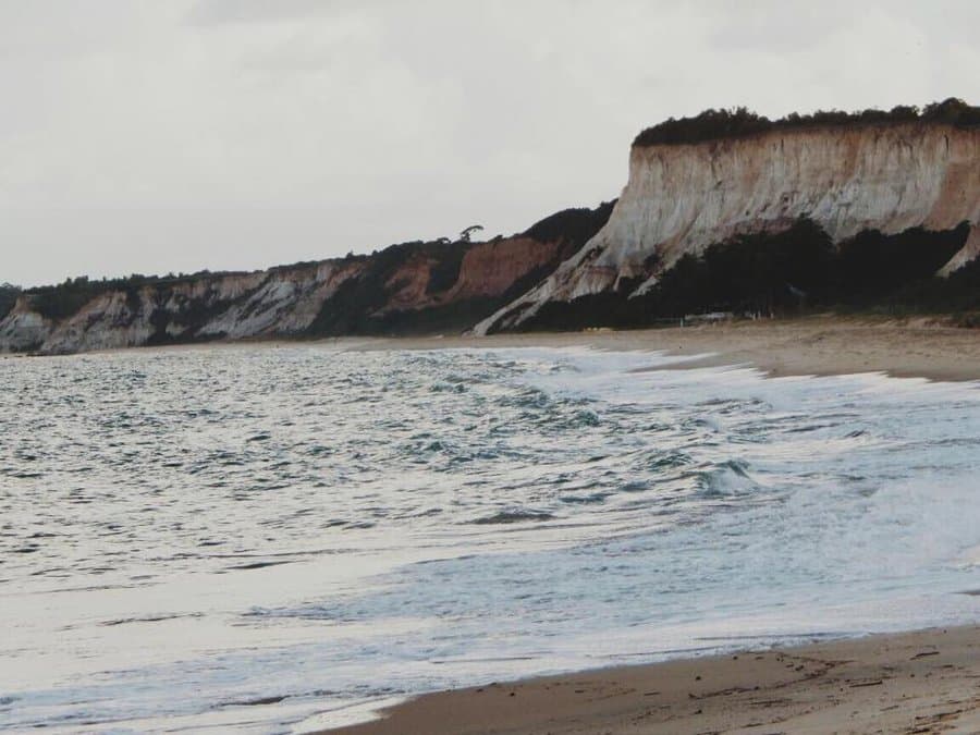 Falésias avermelhadas acima da Praia da Pitinga, em Arraial d’Ajuda