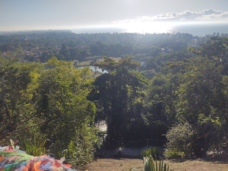 Vista do centro histórico de Arraial d’Ajuda e do mar, do Mirante das Fitinhas