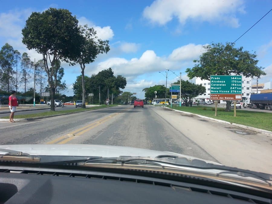 Rua do centro de Eunápolis, Bahia, às margens da BR-101