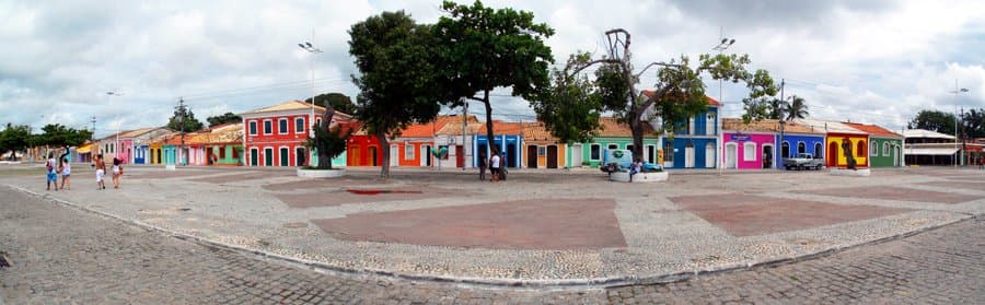 Passarela do Descobrimento sobre o mar em Porto Seguro, na Costa do Descobrimento