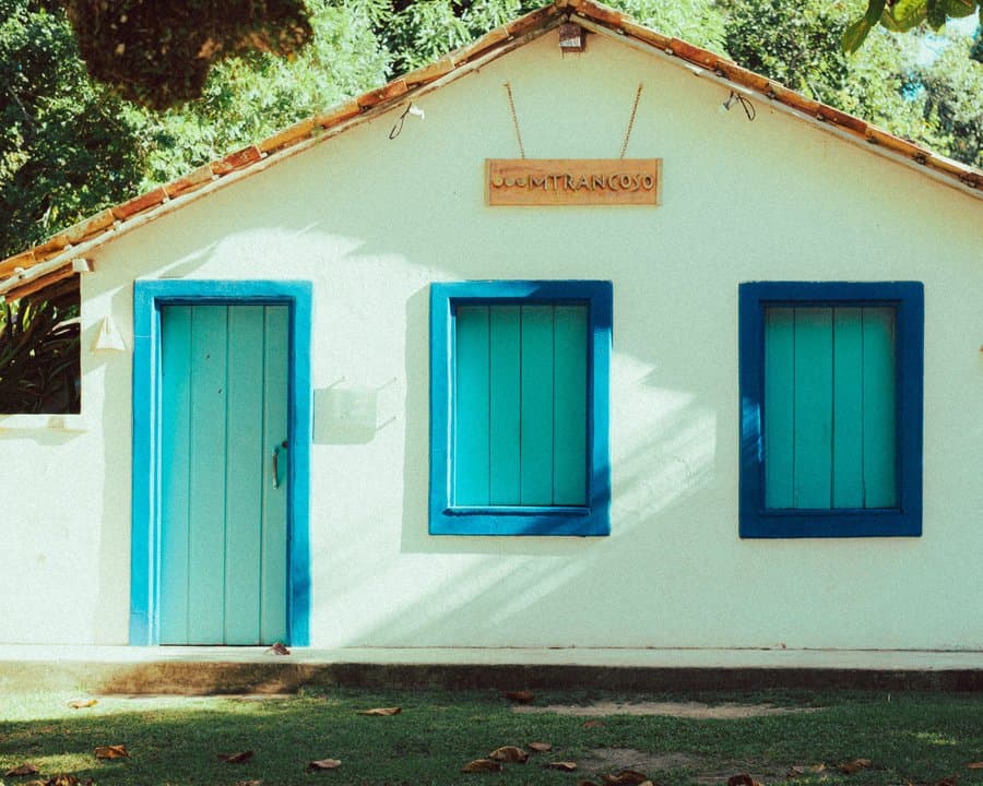 Casa de arquitetura colonial com portas e janelas azuis em Trancoso
